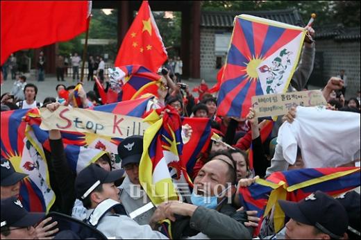 ↑티베트평화연대 측과 중국 시위대가 충돌하고 있다.