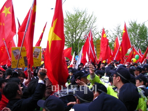 ↑중국의 티베트 정책에 반대하는 시민단체 회원들과 베이징 올림픽 성화의 서울 도착을 환영하는 중국인들이 27일 오후 서울 올림픽공원 주변에서 몸싸움을 벌이고 있다.