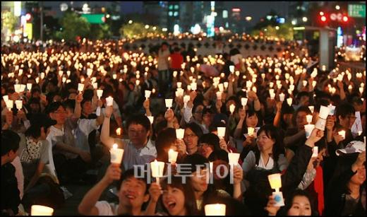 [사진]청계천 촛불로 뒤덮은 1만인파(화보)