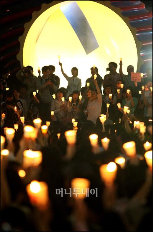[사진]청계천 촛불로 뒤덮은 1만인파(화보)