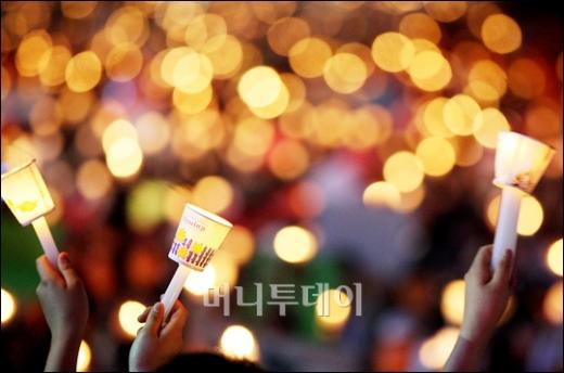 [사진]'촛불을 높이 치켜들고...' 광우병시위