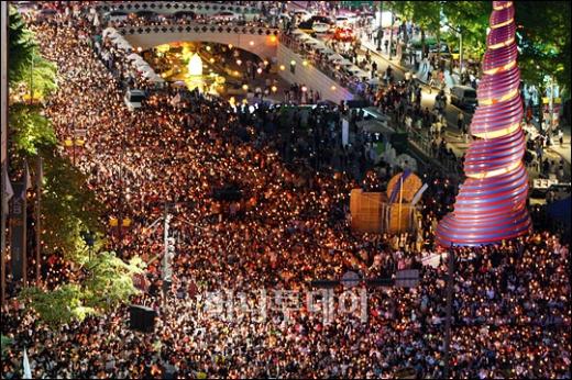 ↑지난 3일 저녁 서울 청계천 일대에서는 2만여 시민들의 참여 속에 '미국산쇠고기 수입반대 촛불문화제'가 열렸다. ⓒ이명근 기자
