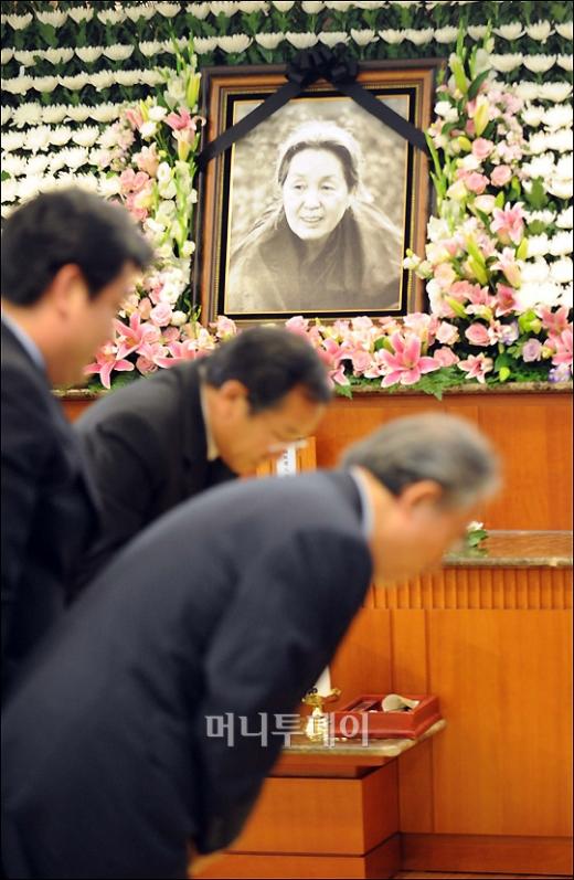 [사진]조문객 발길 이어지는 故박경리 빈소