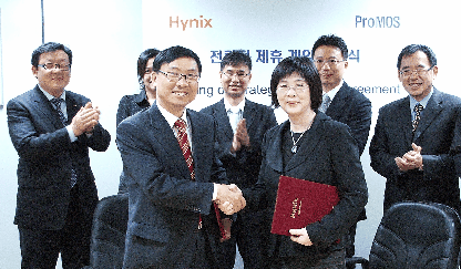 ▲하이닉스와 프로모스가 포괄적 제휴 협력 계약을 맺었다. 왼쪽이 최민구 하이닉스 전무, 오른쪽은 제시팽(Jessie Peng) 프로모스 CFO.