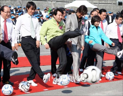 ↑이날 행사에서는 홍명보 국가대표 코치,오세훈 서울시장, 축구선수 유상철(왼쪽부터)이 동대문 운동장에서의 마지막 킥을 의미하는 '굿바이 슛' 퍼포먼스를 하고 있다.