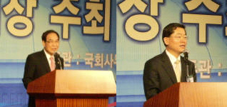 ↑건배사를 하고 있는 임재청 국회의장(왼쪽)과 문국현 창조한국당 대표