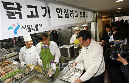 [사진]1일 배식원 吳시장 "닭고기 안심하세요"