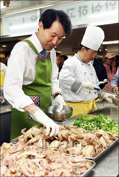 [사진]1일 배식원 吳시장 "닭고기 안심하세요"