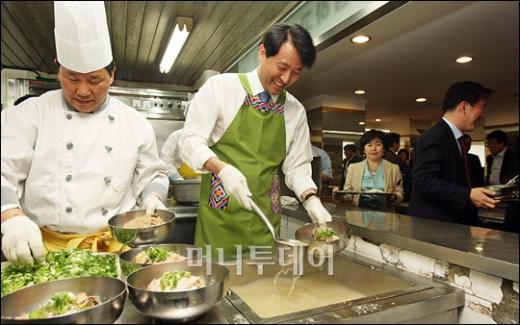 [사진]1일 배식원 吳시장 "닭고기 안심하세요"