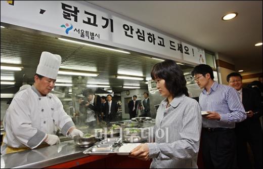 [사진]1일 배식원 吳시장 "닭고기 안심하세요"