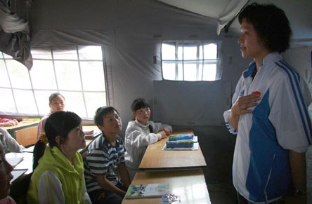↑ 전 올림픽 다이빙 챔피언인 까오밍 선수(오른쪽)가 21일 베이촨 현 학생들과 이야기를 나누고 있다. 까오밍을 포함한 운동선수와 의료관계자들은 지진 피해지역 어린이들이 '트라우마'를 극복하도록 돕고 있다. (신화통신)