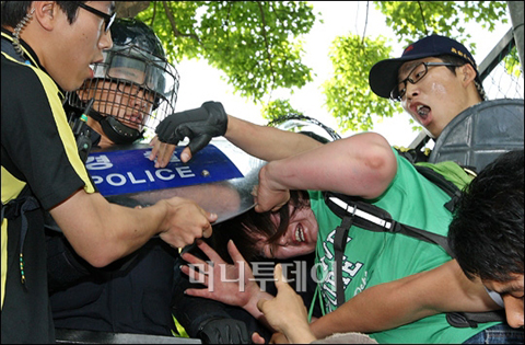 ↑29일 오후 고시발표가 진행된 과천종합청사에 진입을 시도하던 농민단체회원들이 경찰에 제지당하고 있다. ⓒ이명근기자 qwe123@