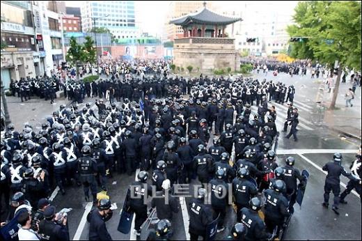 ↑경찰의 강제진압이 시작되고 있다.