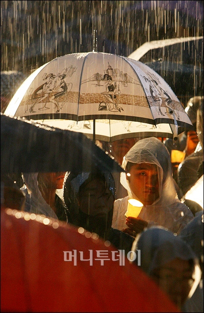 [사진]장대비에도 다시 피어난 촛불