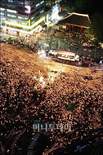 ↑29번째 '촛불문화제'이자 '72시간 릴레이 국민행동' 첫날 집회에는 7만여명(주최측 추산)이 참가했다.