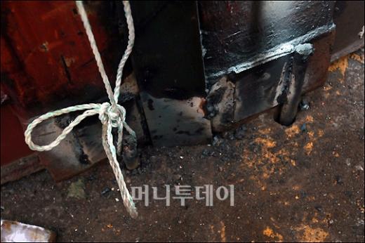 [사진]쇠말뚝으로 고정된 컨테이너박스