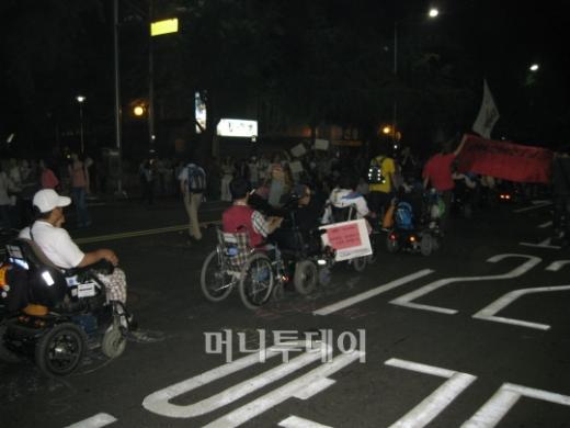 [사진]100만 촛불에 '휠체어 부대'도 출동