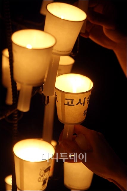 [사진]서울광장 염원담은 '촛불탑'