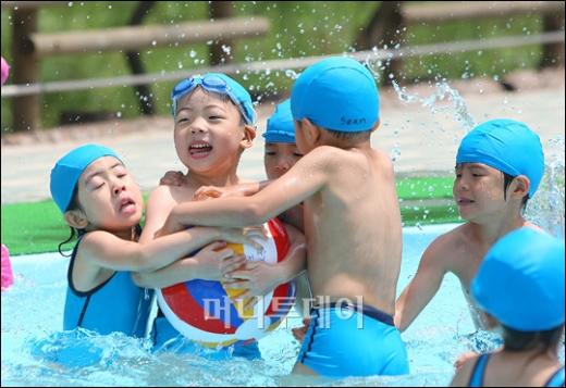 [사진]올 첫 야외수영장 개장