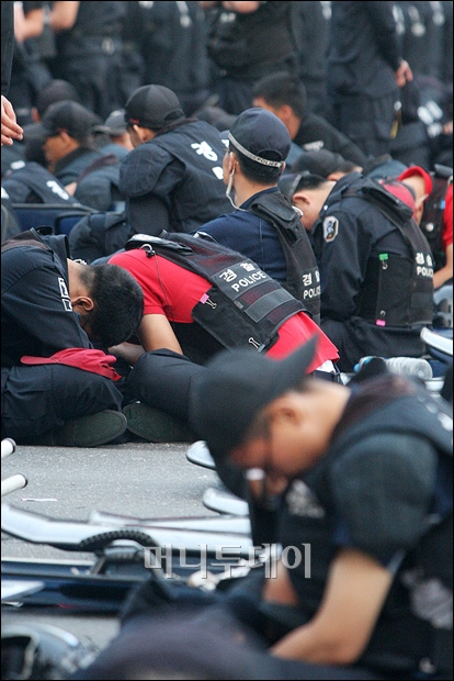 [사진]시위대와 경찰, 지쳐 쓰러진 새벽