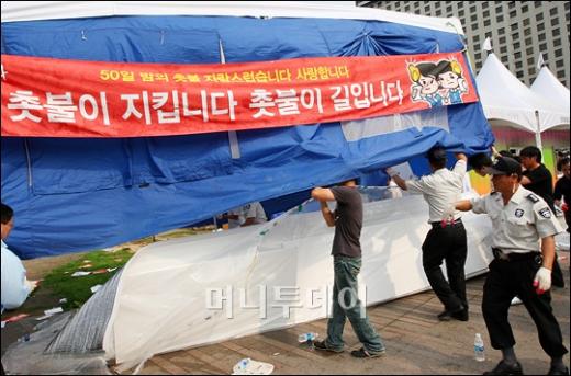 [사진]경찰, 서울광장 '촛불천막' 강제철거(화보)