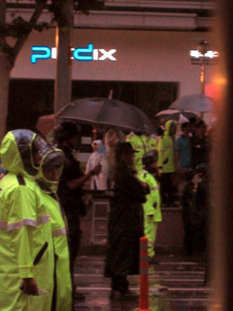 [사진]받쳐든 우산 속 경찰간부에 시민들 야유