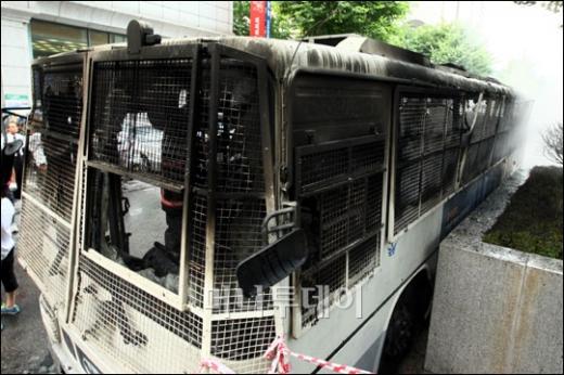 [사진]전소된 경찰버스