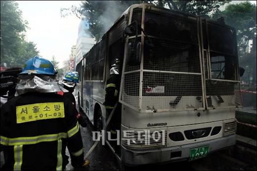 [사진]불에 타 뼈대만 남은 경찰버스