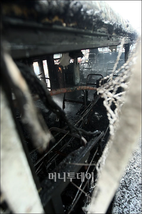 [사진]불에 타 뼈대만 남은 경찰버스