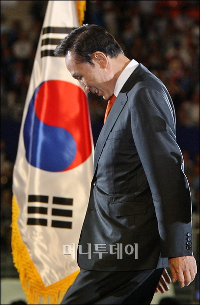 [사진]李 대통령, 한나라당 전당대회 축사(화보)