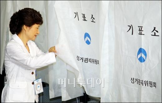 [사진]투표하는 박근혜 전 대표