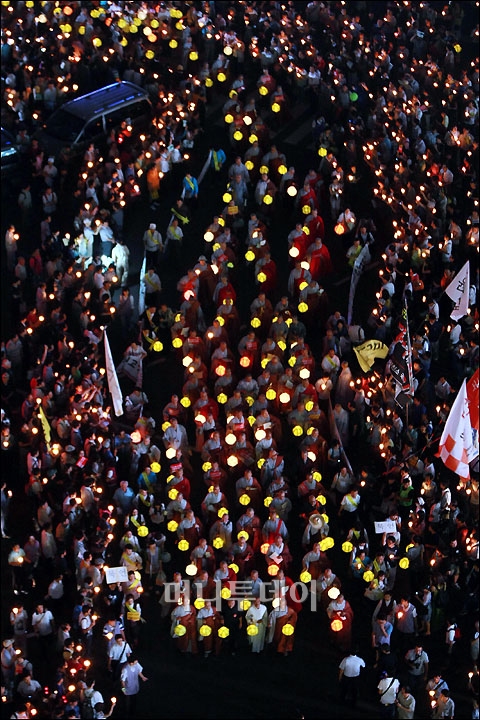 [사진]행진하는 '시국법회' 촛불