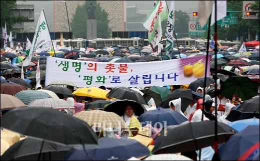 [사진]태평로 거리를 메운 우산행렬