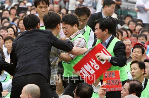 [사진]민주당 집회장소 난입한 한 참가자