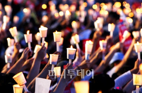 경찰, 촛불시위 강제해산-시민6명 연행