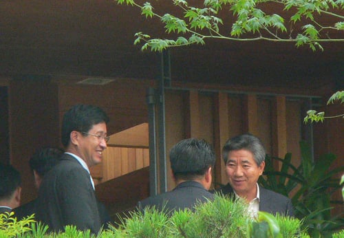 ▲노무현 전 대통령(맨 오른쪽)이 11일 경남 진영 봉하마을 자신의 집으로 찾아온 민주당 지도부를 맞이하고 있다.