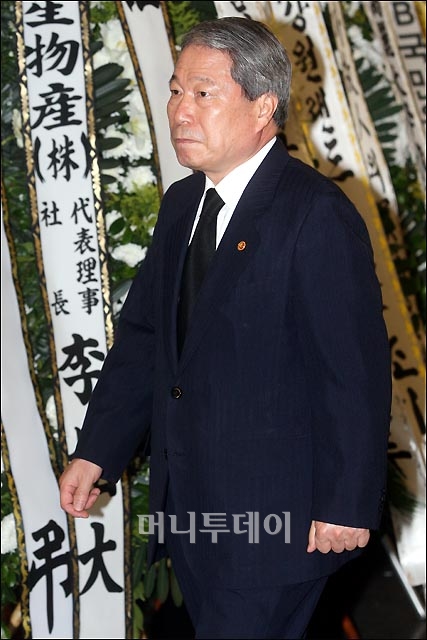 [사진]故 박왕자씨 빈소 찾은 유명환 장관