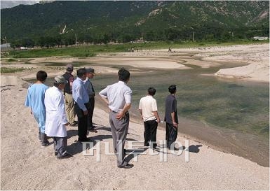 [사진]현대아산 관계자들 금강산 현장조사