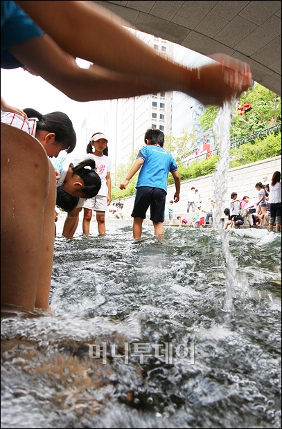 [사진]한여름 청계천 '맨발의 유혹'
