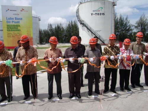 SK에너지 신헌철 부회장(오른쪽 세번째), 유정준 사장(오른쪽 첫번째)과 인도네시아 소피안쟐릴 공공기업부 장관(오른쪽 다섯번째), 페르타미나 아리 사장(왼쪽 첫번째) 등이 기공식에서 테이프 커팅을 하고 있다.  <br>
<br>
 <br>
<br>
