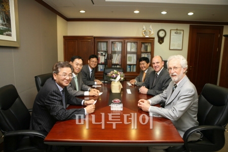 ↑브라질 국영석유회사 페트로브라스 관계자가 18일 한국수출보험공사를 방문해 향후 투자 계획을 설명하며 금융 협조를 요청했다. 앞줄 오른쪽이 알미르 바르바스 페트로브라스 최고재무담당자(CFO). 앞줄 왼쪽은 정태윤 수보 이사이다.  