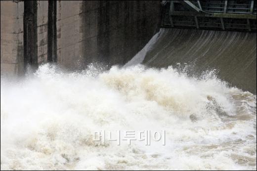 [사진]태풍 '갈매기'에 수문 연 팔당댐(화보)