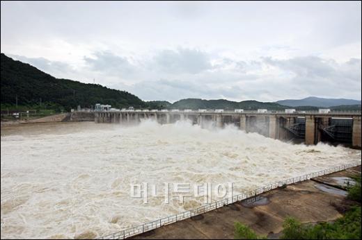 [사진]태풍 '갈매기'에 수문 연 팔당댐(화보)