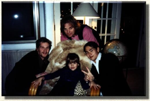 ↑올리비아 허시 홈페이지에 올라온 가족사진. 위쪽부터 남편인 데이비드, 첫째 알렉산더, 막내 인디아, 둘째 맥스(시계 반대 방향)<br>
