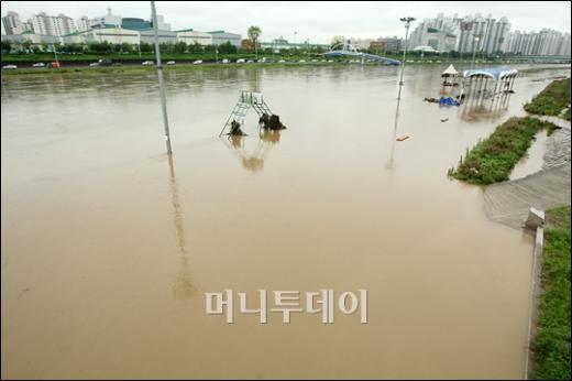 [사진]'호우특보' 물폭탄 맞은 중랑천