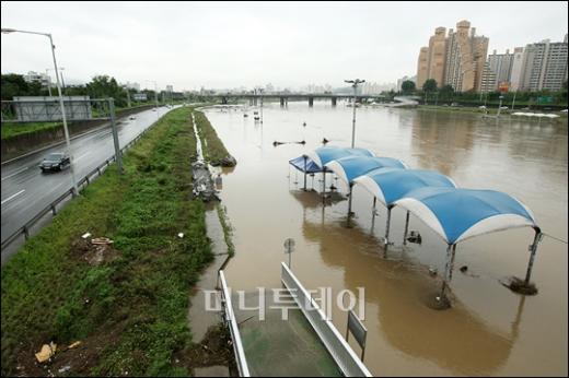 [사진]'호우특보' 물폭탄 맞은 중랑천