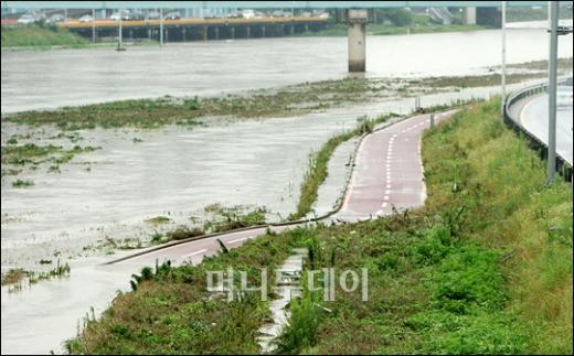 [사진]'호우특보' 물폭탄 맞은 중랑천