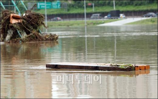 [사진]'호우특보' 물폭탄 맞은 중랑천