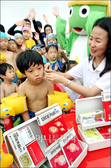 [사진]여름철 물놀이, '상처 없이 안전하게'