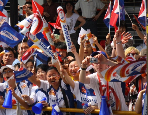 ▲중국 계림지역 시민들이 올림픽 성화봉송에 환호하는 모습.